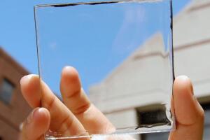 Placa solar transparente