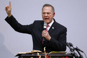 El candidato republicano a senador por Alabama en un evento de campaña en la iglesia Walker Springs Road el 14 de noviembre de 2017 en Jackson, Alabama. 