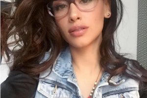 Jessica Cediel con gafas