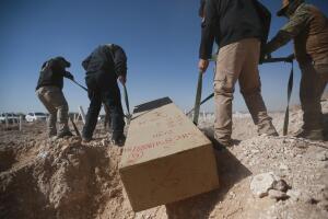 Autoridades sepultan a 67 cadáveres no identificados en mexicana Ciudad Juárez