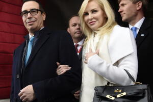 Uno de los implicados en el escándalo de los vuelos exclusivos es el secretario del Tesoro, Steve Mnuchin (en la imagen junto con su esposa Louise Linton).