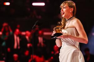 Taylor Swift pareció ignorar a Céline Dion al momento en que subió a recoger el premio que ella le entregó. 