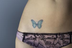tatuaje-mariposa-vientre.jpg