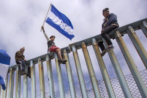 La bandera de Honduras sobre la valla fronteriza puede ayudar a agitar más los ánimos de quienes apoyan la política migratoria radical del presidente Trump.
