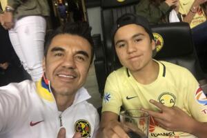 Son padres e hijos y parecen clones
