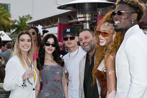 Peso Pluma apareció al lado de Kenia Os en un evento deportivo en Miami este fin de semana.