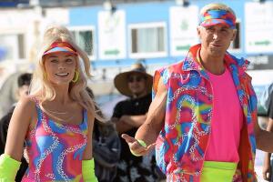 Margot Robbie y Ryan Gosling set película Barbie Grosby.jpg
