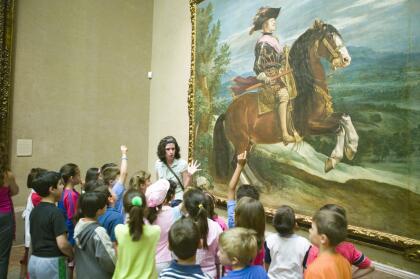 <a href="https://www.amrevmuseum.org/" target="_blank">El Museo de la Revolución Americana</a> también esta participando con videos en su pagina web que podría ser un recurso muy educacional para tus hijos.