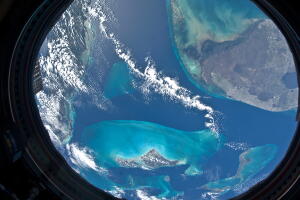ISS_ventana_azul.jpg