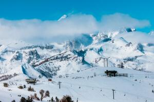Avalancha en Mammoth Mountain deja dos patrulleros atrapados; uno resultó herido