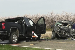 El 23 de febrero de 2024, siete trabajadores agrícolas murieron tras un choque de alto impacto, en Madera, al centro de California. Los trabajadores viajaban en la furgoneta gris.