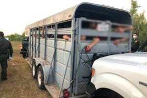 El pasado 27 de julio, 37 inmigrantes indocumentados fueron hallados viajando dentro de un remolque de ganado en el sector de Laredo, Texas.