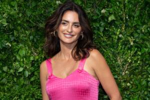 Penélope Cruz - Famosas que han brillado con un vestido rosa Grosby (1).jpg