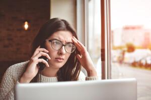 Mujer hablando por teléfono