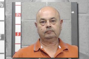 Menores sufrieron abuso de su padre de crianza temporal cuando su padre biológico fue deportado a México