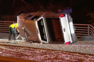 camioneta-vuelca-conductor-Blanco-Road