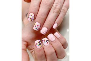 Luces navideñas nail art para uñas cortas