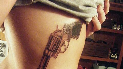 Tatuajes De Revolver O Pistolas Entretenimiento Cultura Pop Univision Tatuajes De Revolver O Pistolas Entretenimiento Cultura Pop Univision