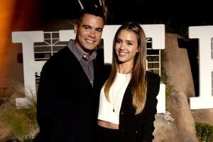 famosos en pareja con simples mortales