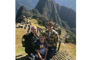 Carlo Collado con su mamá, Lety Calderón, y su hermano, Luciano.