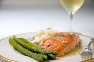 Salmón al vino blanco.jpg