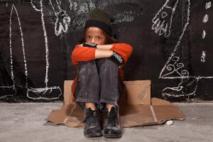 Niño pobre en la calle