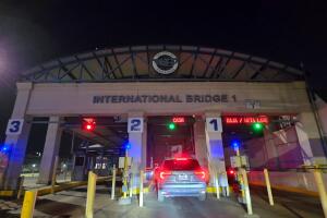 Puente Internacional 1 Eagle Pass cruce fronterizo paisanos filas frontera horarios extendidos