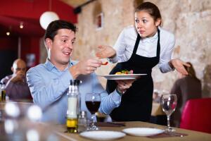 Clientes se quejan del servicio de una mesera Grosby (3).jpg