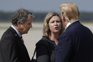 El presidente Trump es recibido por la alcaldesa de Dayton, Nan Whaley, y el senador demócrata por Ohio Sherrod Brown.