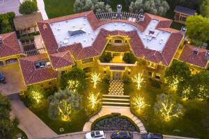 La entrada principal parece lucir imponente con la decoración.