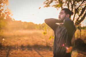 ejercicio-aire-libre-hombre-estirando.jpg