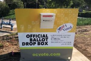 Urna "No Oficial¨" del Registro de Votantes de California, en el Condado de Orange