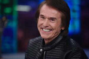 Raphael Canta Para Su Publico en El Hormiguero