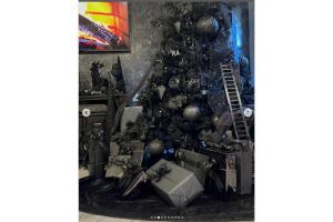 Árbol de Navidad negro con adornos negros