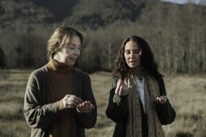 42 Días en la Obscuridad Claudia Di Girolamo as Cecilia, Aline Kuppenheim as Verónica Netflix.jpg