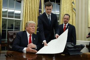 Rob Porter, secretario de gabinete de la Casa Blanca, de pie en el centro de la foto. A la derecha, el exjefe de gabinete, Reince Priebus, ambos en la Oficina Oval junto al presidente, Donald Trump.