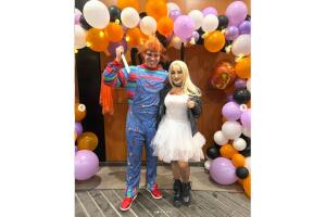 Eduin Caz y su esposa Daisy Anahy, Halloween 2022 (2).jpg