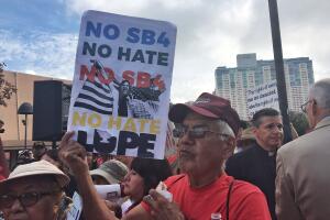 Cientos de personas protestan contra la implementación de la Ley SB4 en San Antonio 