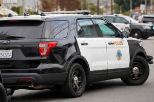 Investigan hallazgo de posibles restos humanos en parque de Long Beach durante Pascua.