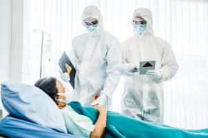 doctores_con_paciente_.jpg