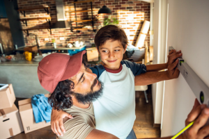 Padre e hijo trabajando juntos