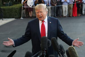 El presidente Donald Trump a la salida de la Casa Blanca rumbo a su gira asiática, el 3 de noviembre de 2017.