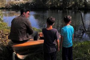 Eduardo Jr. y sus hermanos Daniel y Manuel