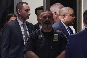 El fiscal de distrito de Manhattan, Alvin Bragg, camina hacia la sala de la Corte Criminal de Nueva York 