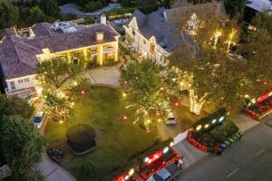 La actriz es dueña de dos residencias contiguas. 