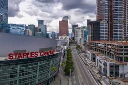 Si vives en <a href="https://www.univision.com/local/los-angeles-kmex/guia-practica-sobre-coronavirus-en-los-angeles">Los Ángeles</a> o lo visitaste alguna vez, sabrás que los alrededores del popular Staples Center no lucen tan vacíos como ahora. <br>