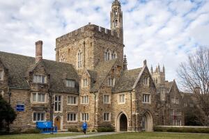 Ordenan a estudiantes de Duke University no salir por brote de coronavirus