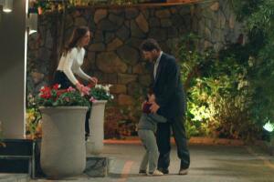 El pequeño Denis corre para alcanzar a su padre, Ozan 