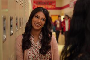 Richa Moorjani como Kamala Nandiwadal en Yo nunca Netflix.jpg