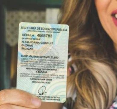 En octubre de 2012, Alejandrina Guzmán Salazar acaparó la atención de la prensa internacional cuando fue detenida por agentes migratorios en la garita de San Ysidro, California, porque presentó documentos migratorios falsos. Ella confesó ser la hija de ‘El Chapo’ y que su plan era reunirse con el padre de sus dos hijos en Los Ángeles y dar a luz a su tercer hijo en EEUU. Tenía siete meses de embarazo.